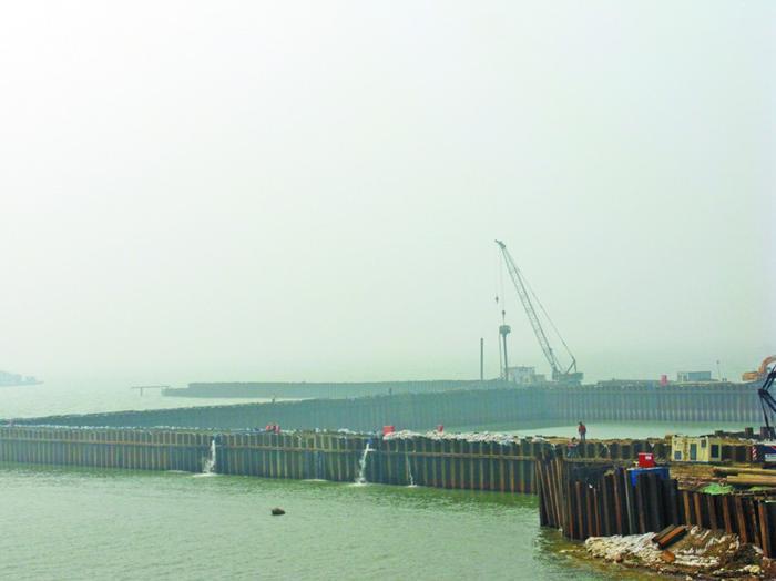 2018年4月29日，太湖隧道馬山段首個(gè)圍堰開(kāi)始排水。