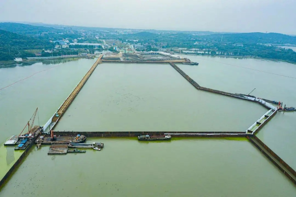 2018年5月19日，太湖隧道主體施工第一倉(cāng)鋼板樁圍堰封閉完成，標(biāo)志著太湖隧道工程正式進(jìn)入主體工程施工階段。第一倉(cāng)鋼板樁圍堰長(zhǎng)422米，寬208米，由3810根鋼板樁施打后拼接而成，面積達(dá)到87776平方米。從2018年4月7日開(kāi)始施工到同年5月19日完成，共歷時(shí)43天。