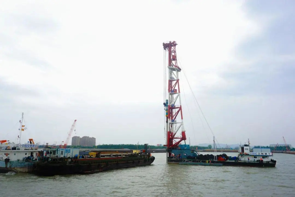 2018年5月24日，太湖隧道第一根長(zhǎng)達(dá)24米的方樁成功打入湖底，這標(biāo)志著太湖隧道全面進(jìn)入主體工程施工階段。