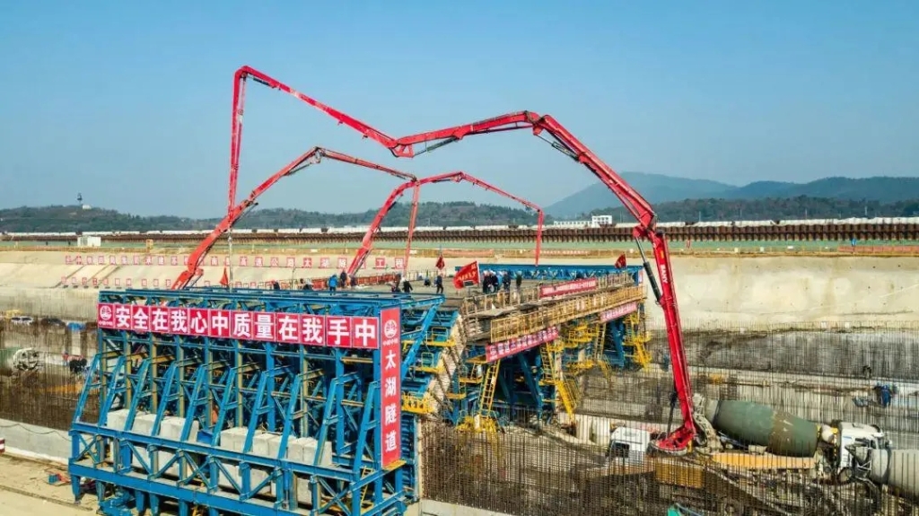 2019年1月18日，太湖隧道主體結(jié)構(gòu)頂板完成首次澆筑，隧道完整的主體結(jié)構(gòu)框架顯現(xiàn)出來(lái)。