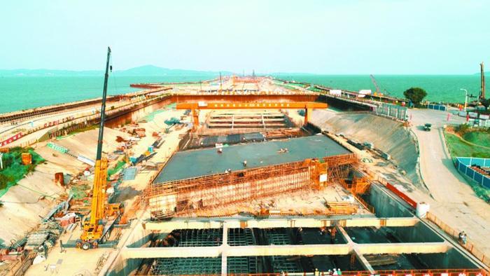 2019年6月12日，為降低對(duì)隧道的垂直壓力，減少土方用量，下穿十里明珠堤的百米成型隧道上方開(kāi)始澆筑巨型鋼筋混凝土“空箱”。