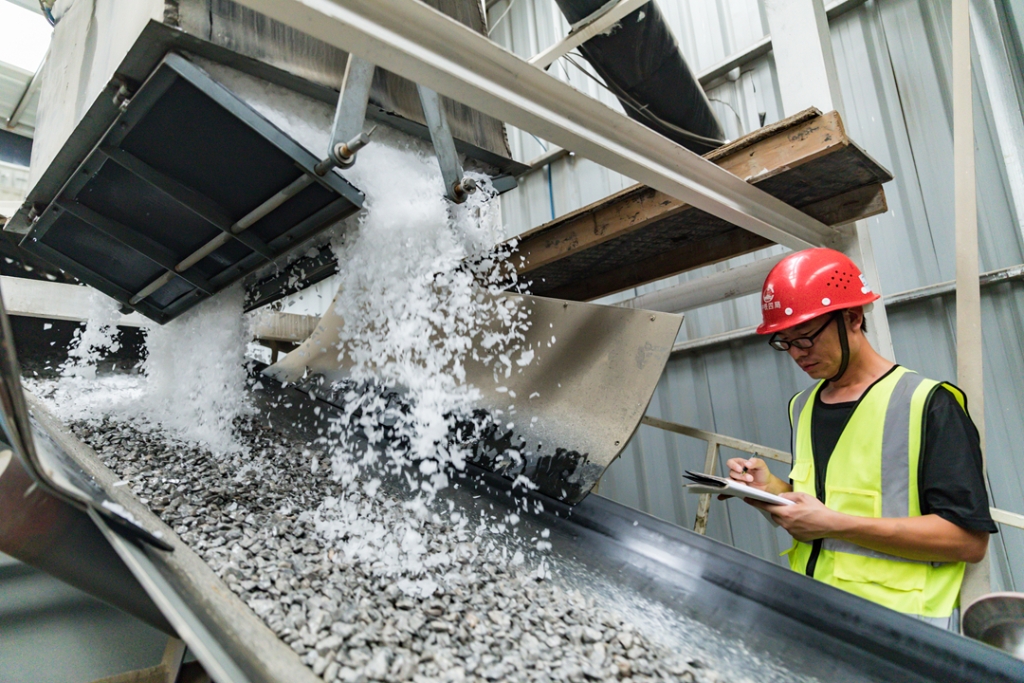 2019年7月28日，工作人員在混凝土粗骨料上加入冰屑，將混凝土入模溫度控制在28攝氏度以下。