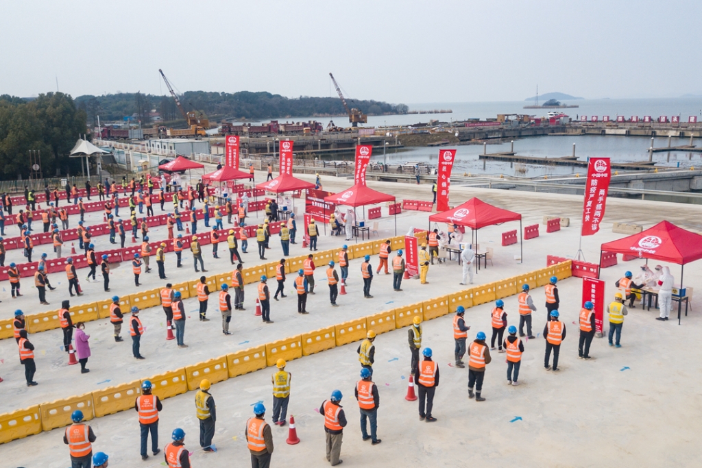 2020年3月3日，項(xiàng)目施工人員排隊(duì)等候開(kāi)展全員核酸檢測(cè)。