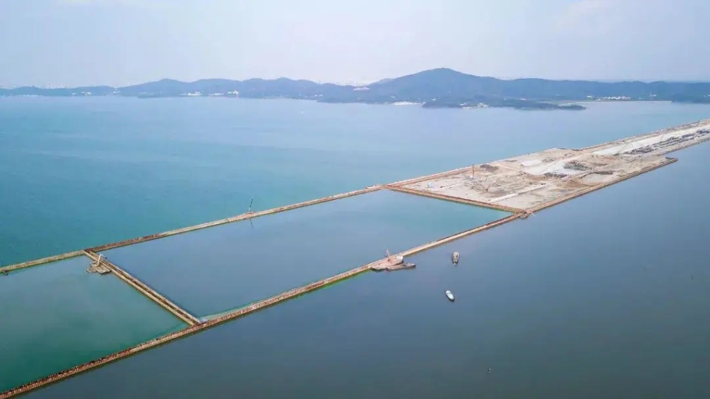 2020年10月3日，隨著最后一根鋼板樁插打至湖底，太湖隧道圍堰順利合龍。歷時(shí)2年7個(gè)月，馬山段與南泉段在湖中無(wú)縫對(duì)接，成功實(shí)現(xiàn)第一次“牽手”。