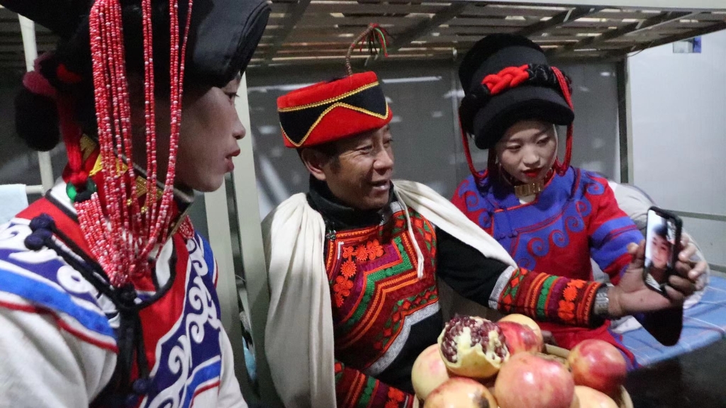 2020年12月21日晚 7 時(shí)許，來(lái)自大涼山的彝族隧道工們?cè)谔紫逻^(guò)了一個(gè)別樣的“彝年”