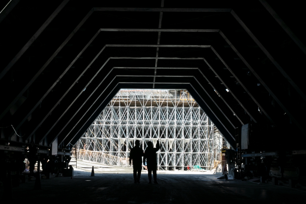 2020年12月31日，項(xiàng)目管理人員在施工現(xiàn)場(chǎng)檢查工程推進(jìn)情況。