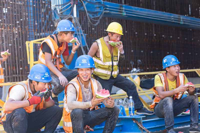 2020年8月12日，為太湖隧道建設(shè)者送清涼。