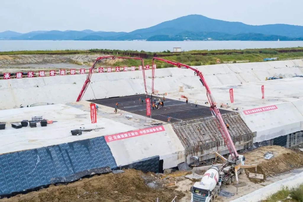 2021年9月5日，中鐵四局施工的太湖隧道南泉段主體工程全部完工。與此同時(shí)，南泉段施工轉(zhuǎn)入調(diào)平層、防撞側(cè)石等附屬工程施工階段，為下一步隧道早日通車打下堅(jiān)實(shí)基礎(chǔ)。