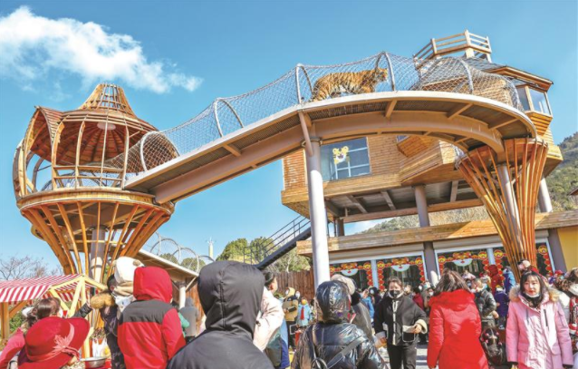 春節(jié)期間動(dòng)物園、梅園迎來(lái)大批游客觀光游玩