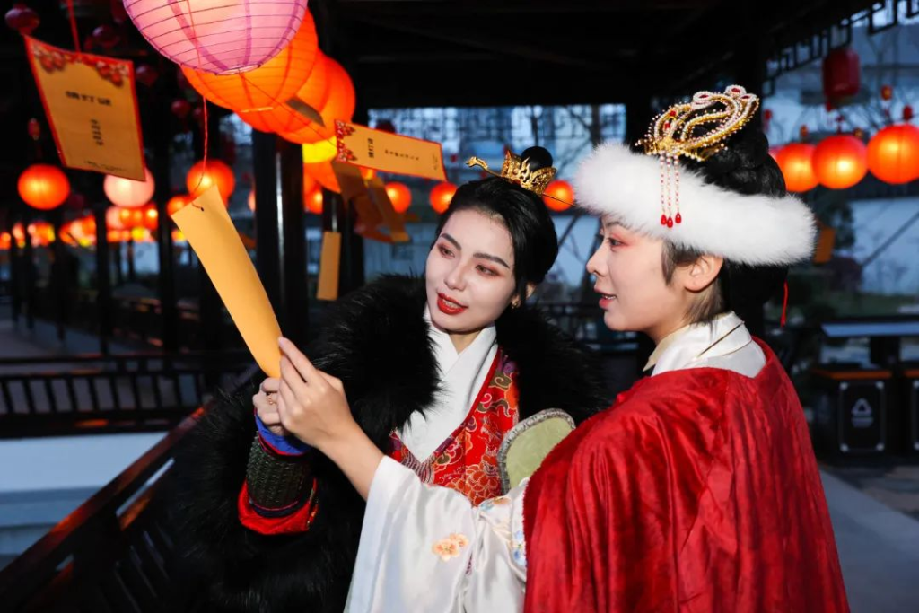 惠山丨賞燈、看月、促消費(fèi)……這里昨晚真“鬧猛”~