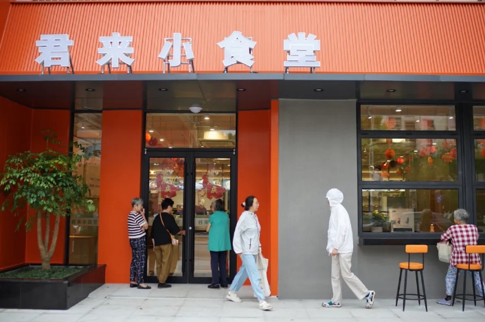 國企聯(lián)手，這家社區(qū)小食堂試營業(yè)就排起長隊！