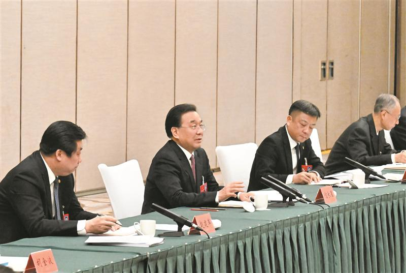 信長(zhǎng)星參加無(wú)錫代表團(tuán)審議